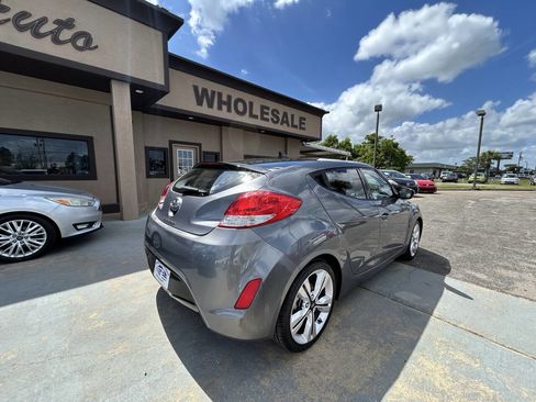 Used 2017 Hyundai Veloster Value Edition image 9