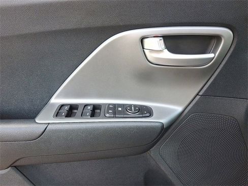 Used 2022 Kia Niro LX image 13