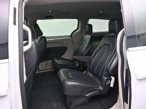 Used 2024 Chrysler Pacifica Touring-L FWD image 26