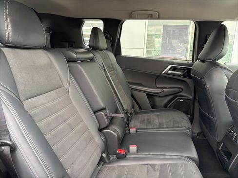 Used 2025 Mitsubishi Outlander SE image 30