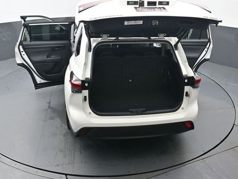 Used 2021 Toyota Highlander LE image 51