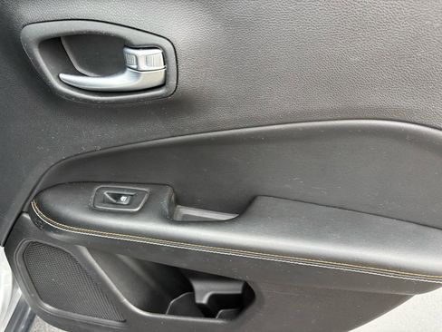 Used 2018 Jeep Compass Latitude w/ Popular Equipment Group FWD image 21