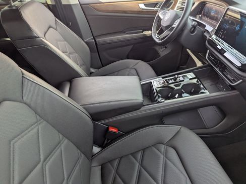 Used 2025 Volkswagen Atlas SE image 11