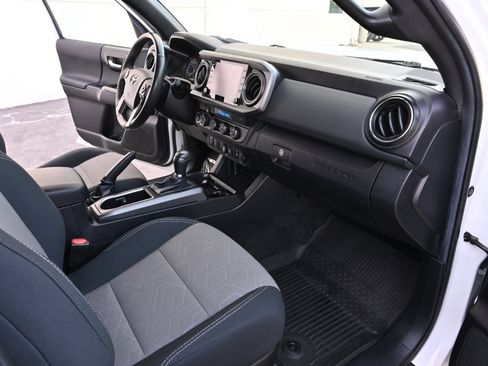 Used 2021 Toyota Tacoma TRD Off-Road w/ Technology Package image 13