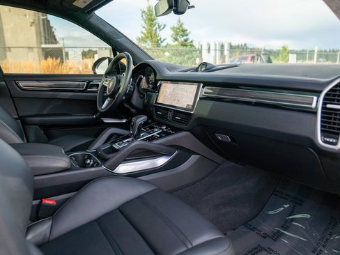 Certified 2021 Porsche Cayenne Turbo S AWD/4WD image 27