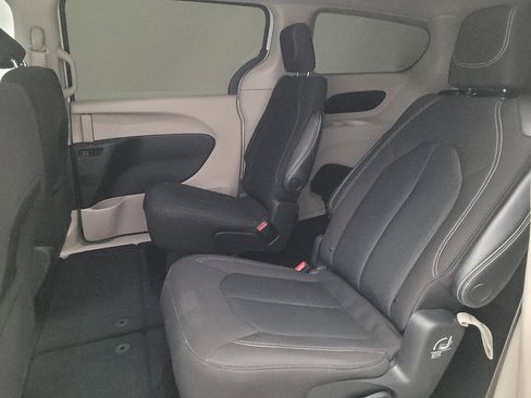 Used 2023 Chrysler Voyager LX FWD image 18
