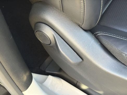 Used 2024 Chrysler Pacifica Select image 37