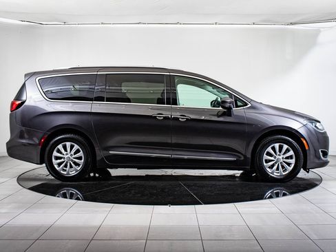 Used 2019 Chrysler Pacifica Touring-L image 6