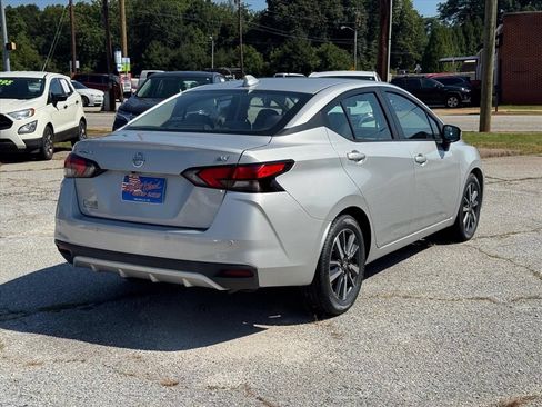 Used 2021 Nissan Versa SV FWD image 3