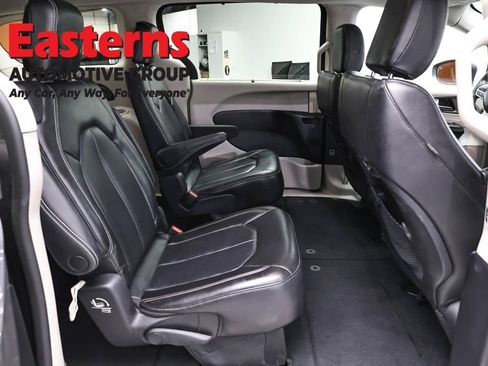 Used 2023 Chrysler Pacifica Touring-L FWD image 25