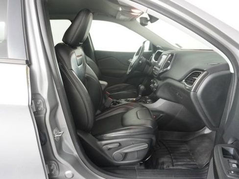 Used 2019 Jeep Cherokee Trailhawk w/ Comfort/Convenience Group AWD/4WD image 40