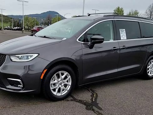 Used 2022 Chrysler Pacifica Touring-L image 4
