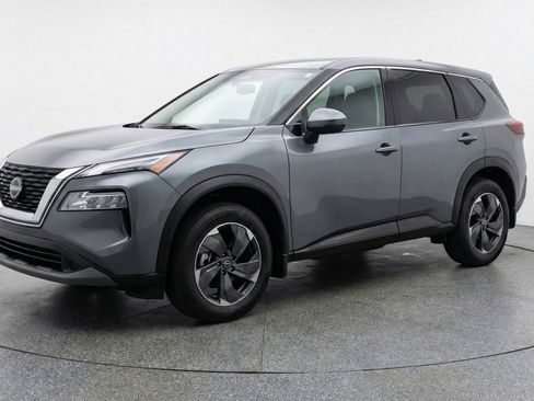 Used 2025 Nissan Rogue SV image 3
