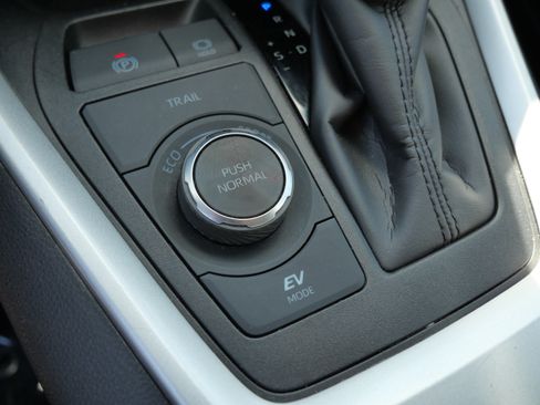Certified 2025 Toyota RAV4 LE AWD/4WD image 31