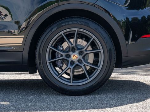 Certified 2024 Porsche Cayenne w/ Premium Package Plus (PFM) AWD/4WD image 13
