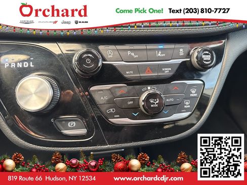 Used 2023 Chrysler Pacifica Touring image 34