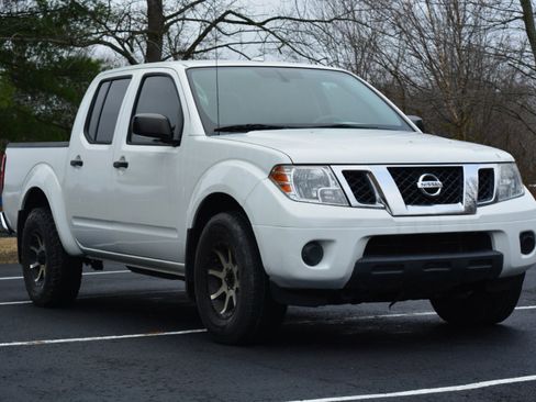 Used 2018 Nissan Frontier SV image 3