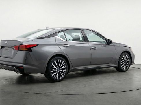 Used 2025 Nissan Altima 2.5 SV image 9