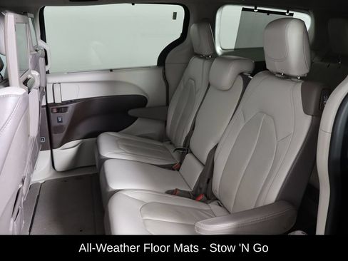 Used 2018 Chrysler Pacifica Touring-L Plus w/ Tire & Wheel Group FWD image 16