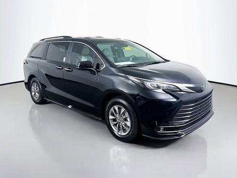 New 2026 Toyota Sienna XLE image 3