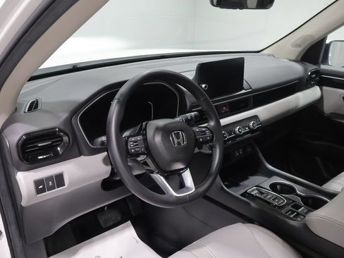 Used 2025 Honda Pilot Touring image 16