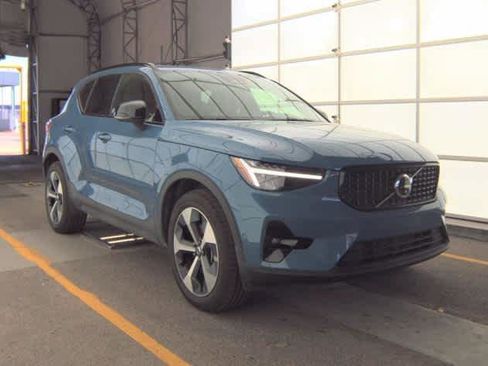 Used 2025 Volvo XC40 B5 Plus AWD/4WD image 3