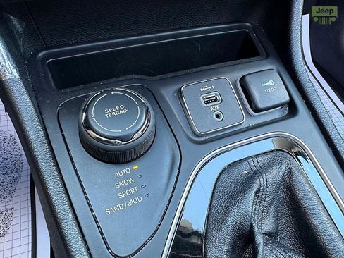 Used 2021 Jeep Cherokee Limited image 27