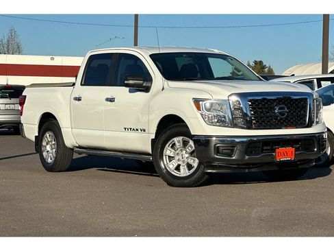 Used 2018 Nissan Titan SV image 2