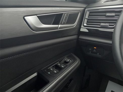 Used 2025 Volkswagen Atlas Cross Sport SE image 26