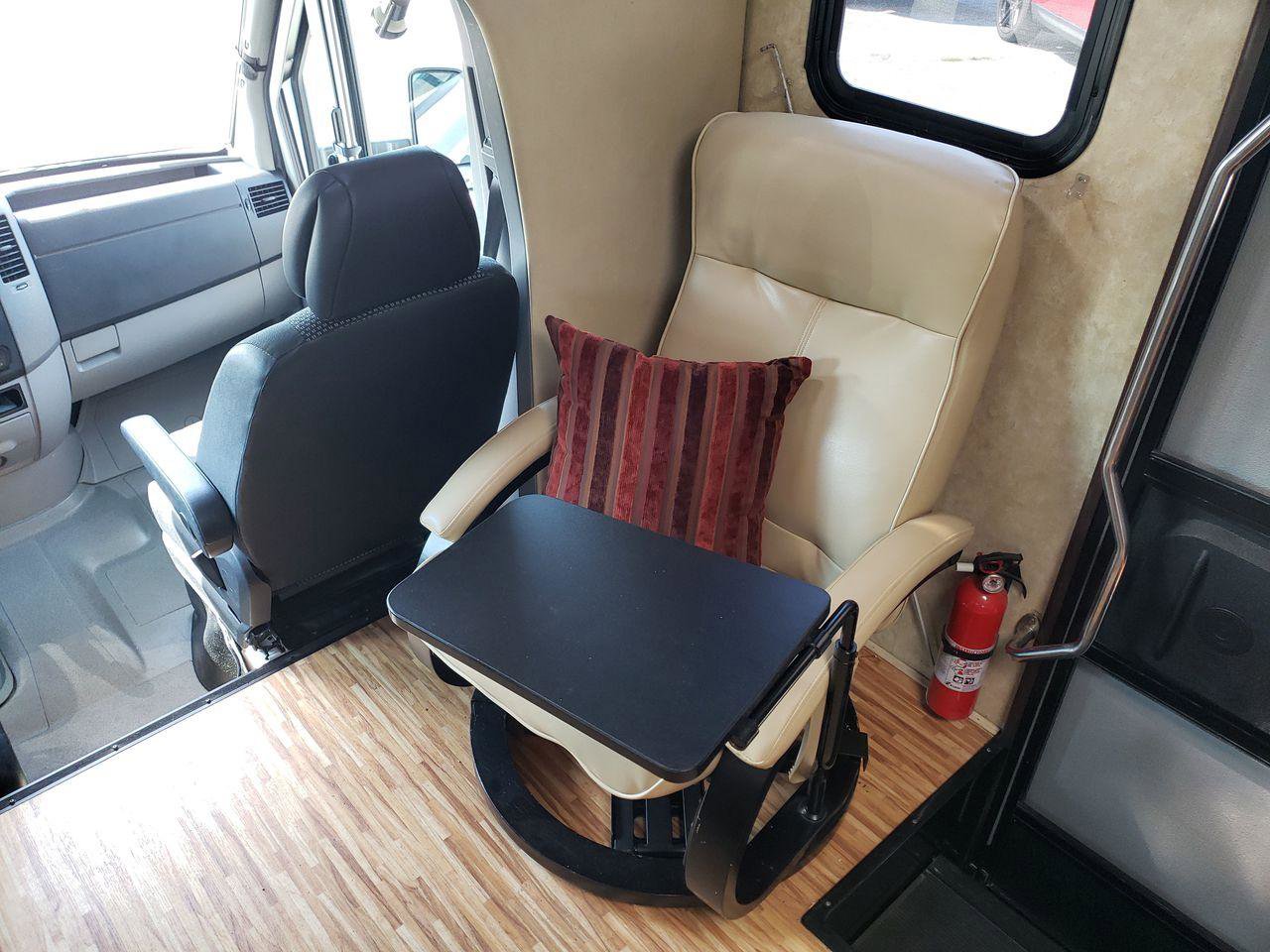 Used 2008 Freightliner Sprinter 3500 RWD image 8