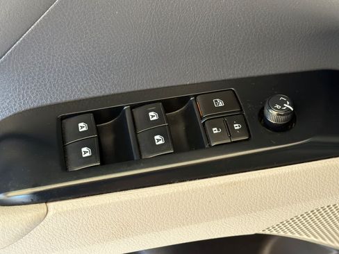 Used 2019 Toyota Camry SE FWD image 13