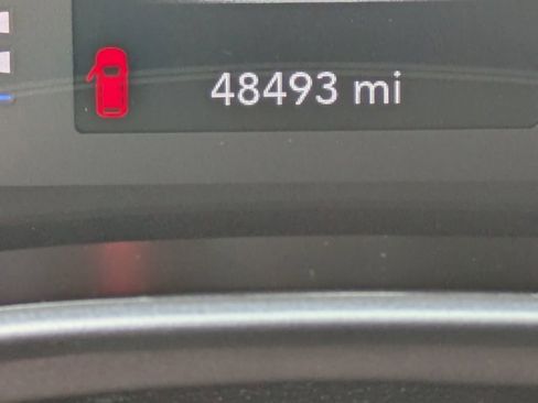 Used 2023 Chrysler Voyager LX image 25