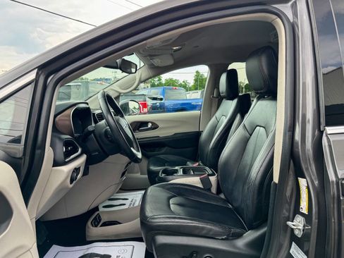 Used 2017 Chrysler Pacifica Touring-L FWD image 23