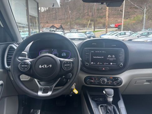 Used 2025 Kia Soul LX w/ LX Technology Package image 32