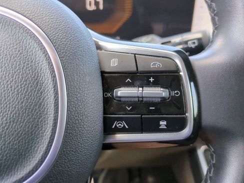 Used 2025 Kia Carnival FWD image 26