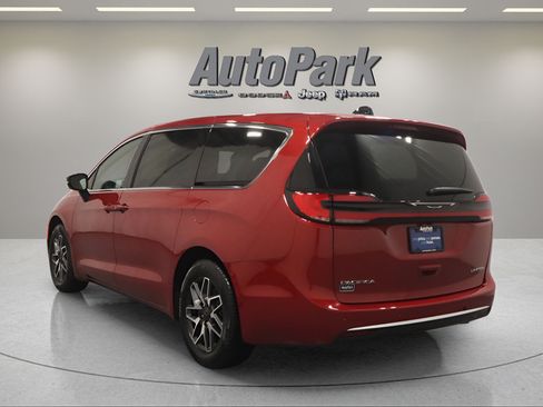New 2027 Chrysler Pacifica Limited FWD image 7