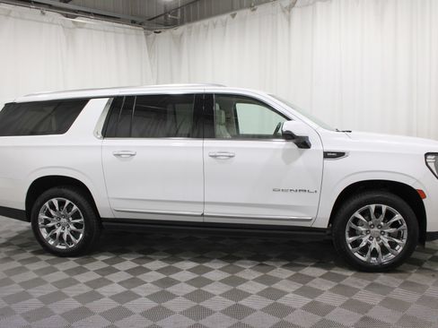 Used 2023 GMC Yukon XL Denali AWD/4WD image 29