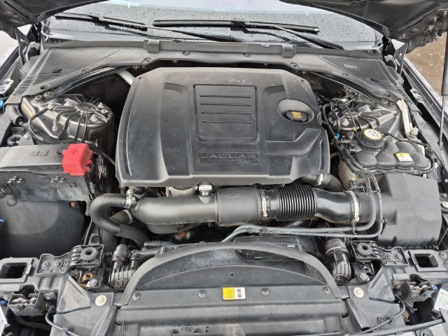 Used 2018 Jaguar XE Premium AWD/4WD image 33