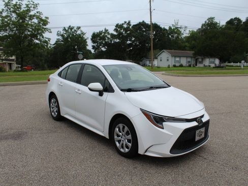 Used 2022 Toyota Corolla LE FWD image 3