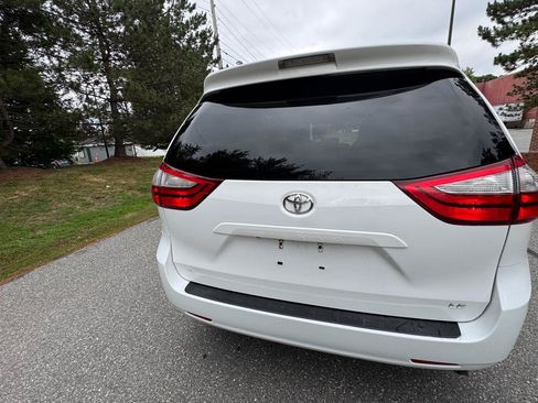 Used 2017 Toyota Sienna LE FWD image 23