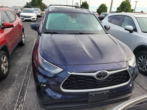 Used 2023 Toyota Highlander XLE image 2