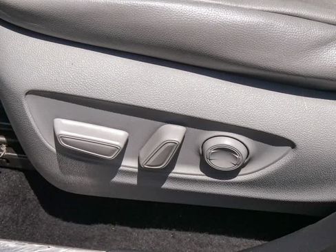 Used 2022 Toyota Highlander XLE FWD image 17