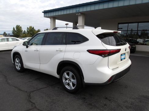 Used 2021 Toyota Highlander LE AWD/4WD image 3