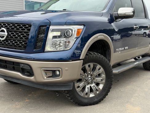 Used 2018 Nissan Titan SV AWD/4WD image 3