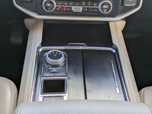 Used 2024 Ford Expedition XLT image 18