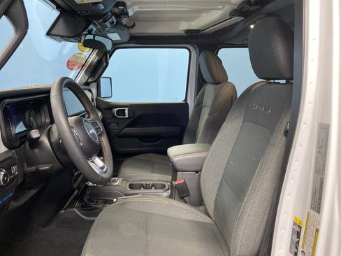 Used 2024 Jeep Wrangler Sahara image 9