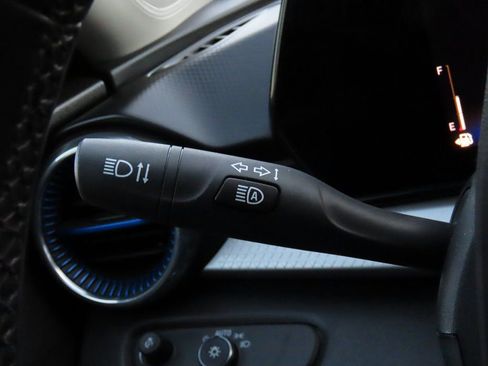 Used 2025 Chevrolet Trax LT w/ LT Convenience Package image 32