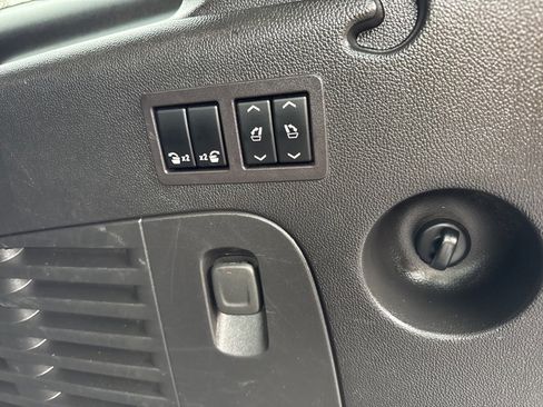 Used 2018 Chevrolet Suburban Premier image 17