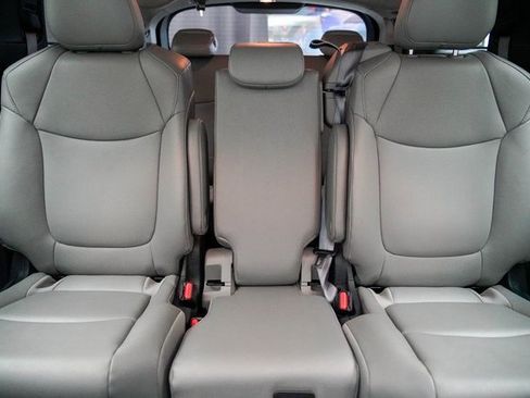 Used 2025 Toyota Sienna XLE image 18