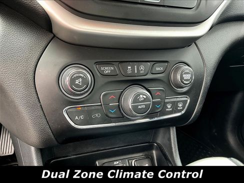 Used 2016 Jeep Cherokee Trailhawk w/ Comfort/Convenience Group AWD/4WD image 14